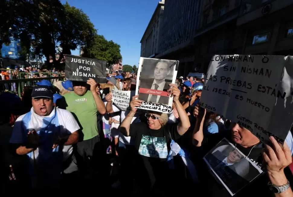 PROTESTA. Manifestantes afirman que el fiscal del caso AMIA fue asesinado. Reuters