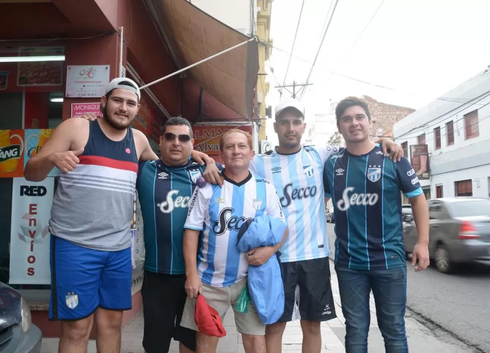 TURISTAS POR EL FÚTBOL. Según las estimaciones, fueron más de 5.000 los tucumanos que viajaron a “La Linda” foto de marcelo miller (especial para la gaceta)