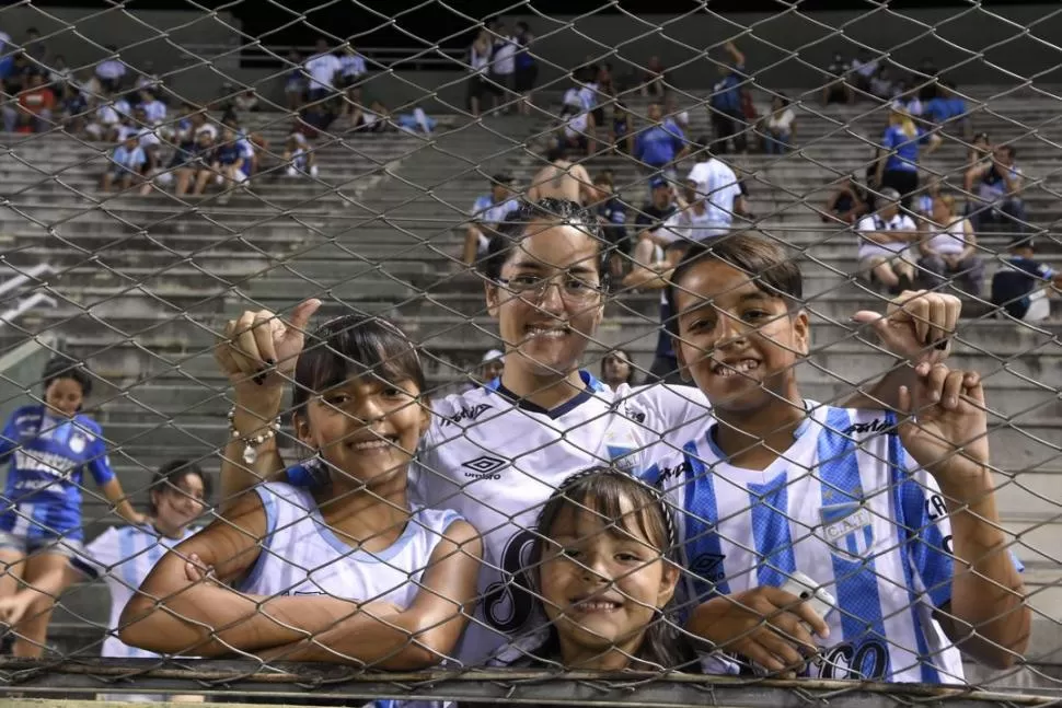 EN CELESTE Y BLANCO. En la cancha se vio a muchos chicos y también a una muy buena cantidad de familias. foto de marcelo miller (especial para la gaceta)