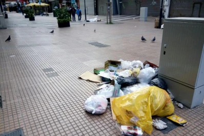 A los vecinos les molesta la suciedad de la capital y a los concejales, el tránsito