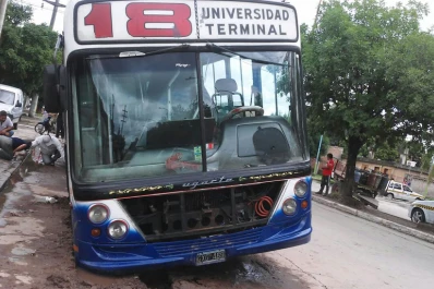 Luego de la lluvia, un colectivo quedó atrapado en la calle a causa de un profundo pozo