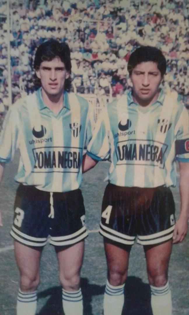 COMPAÑEROS. Fabián Bobba y Manuel Morales posan en el Monumental de 25 de Mayo y Chile, en un partido del entonces Nacional B. 