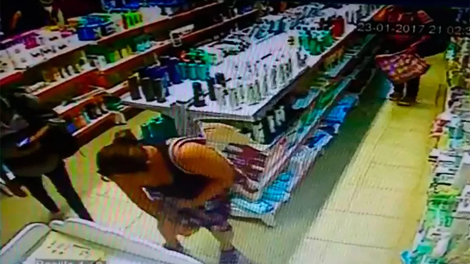 Filmaron a una mechera llevándose mercadería entre las piernas