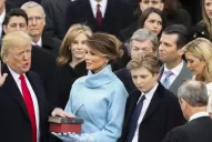 El incómodo momento entre Donald Trump y su esposa Melania durante la investidura