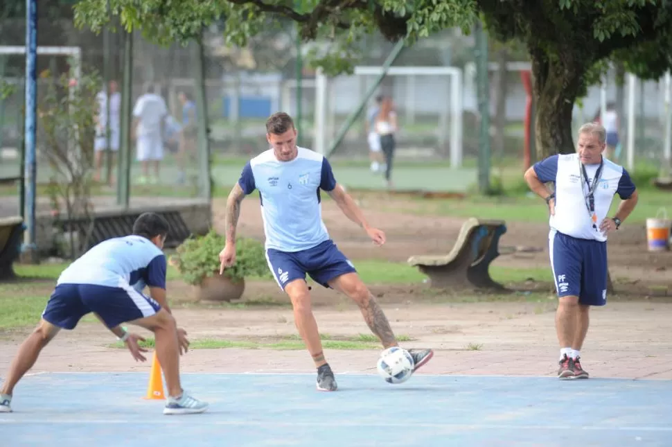 LA PELOTA NO PARA EN EL “DECANO”. Mientras la vuelta del fútbol y otros temas se cuecen a nivel dirigencial, los jugadores de Atlético sólo tienen en su cabeza el debut en la Copa Libertadores.  la gaceta / foto de hector peralta