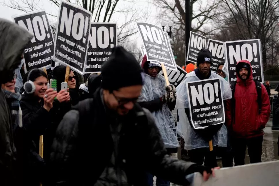 DESCONTENTOS. La organización “RefuseFascism.org” llamó a movilizarse en contra del nuevo mandatario.  