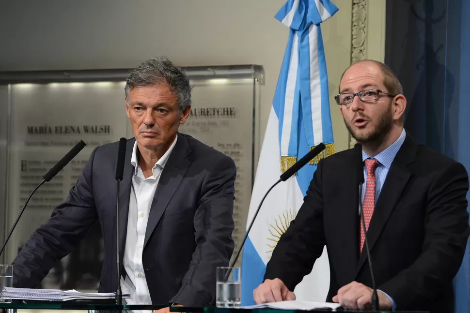 FRANCISCO CABRERA Y MIGUEL BRAUN. Ministro de producción y secretario de Comercio en conferencia de prensa. FOTO TOMADA DE CASAROSADA.GOB.AR