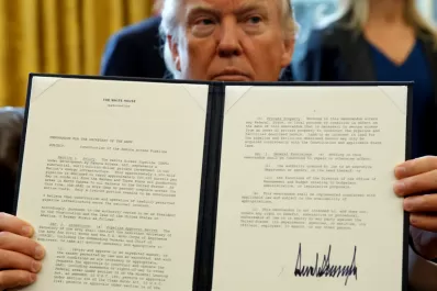 Trump,  por Twitter: Gran día, construiremos el muro