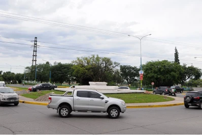 Mañana comenzarán a funcionar los semáforos en la rotonda de Camino del Perú y Belgrano
