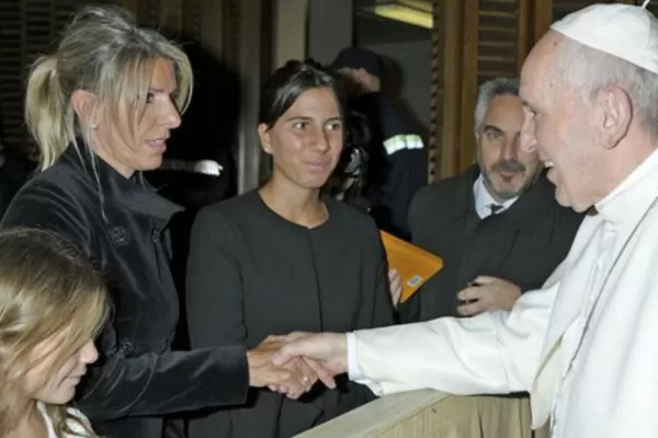 El Papa saludó a Arroyo Salgado y a las hijas de Nisman: dijo que siempre reza por su memoria