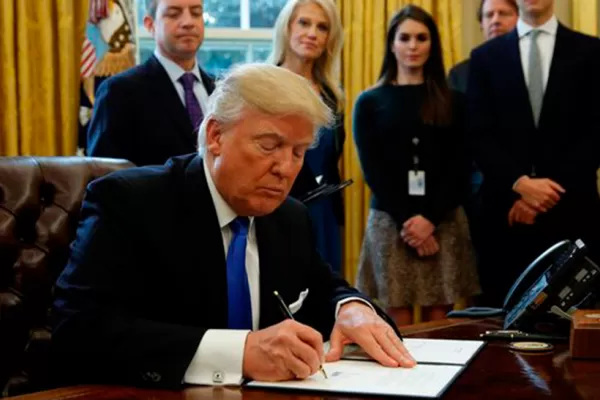 Trump manda a construir el muro con México