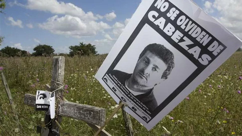 EL RECUERDO. En el lugar donde encontraron el cuerpo de Cabezas ahora hay un monumento en su memoria. DYN