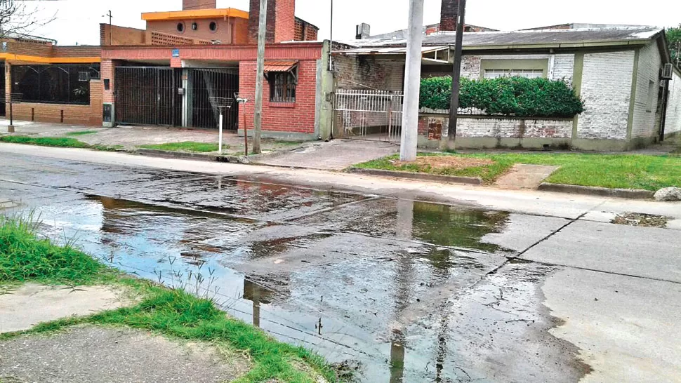 Denuncian pérdidas de agua potable en la calle por una cañería rota