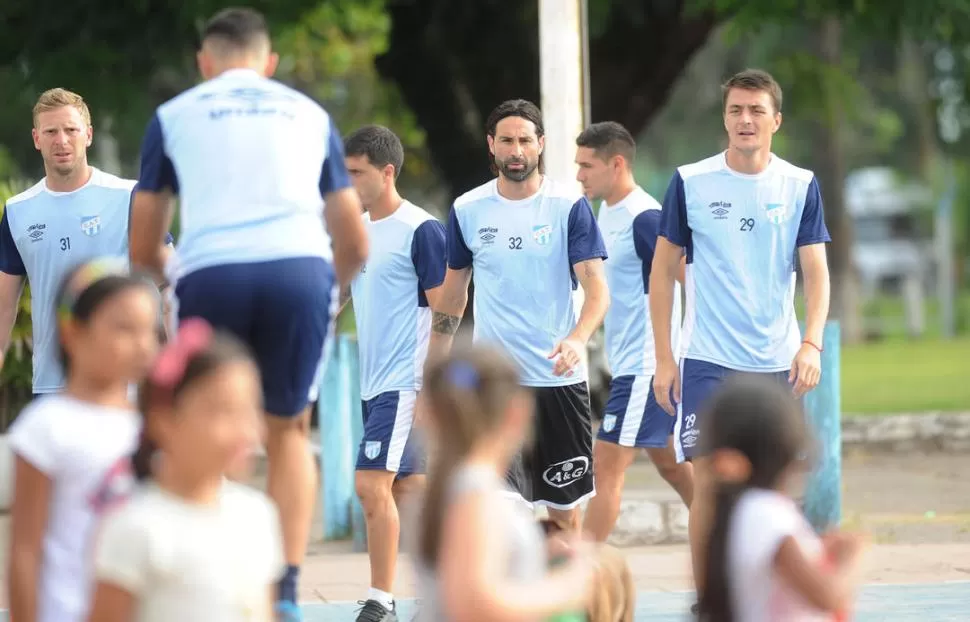 NO LLEGA AL 100%. Lucchetti resolvió con el cuerpo técnico y médico de Atlético que se infiltrará para jugar el primer partido de la fase 2 de la Copa con El Nacional, el próximo martes, en el Monumental. la gaceta / foto de hector peralta