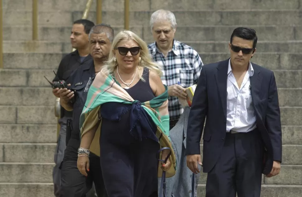 PICANTE. La diputada Elisa Carrió ratificó la denuncia en Comodoro Py y dijo que ella también está siendo espiada.  Dyn