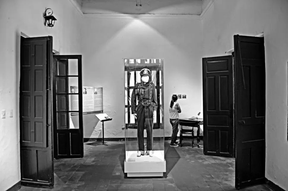 SIEMPRE FIRME. En el centro de la primera sala, un soldado luce el uniforme militar. la gaceta / fotos de franco vera 