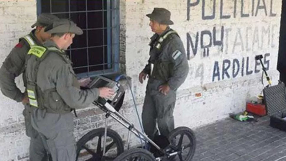 OPERATIVO. Los gendarmes, con el georadar. FOTO TOMADA DE DIARIOPANORAMA.COM