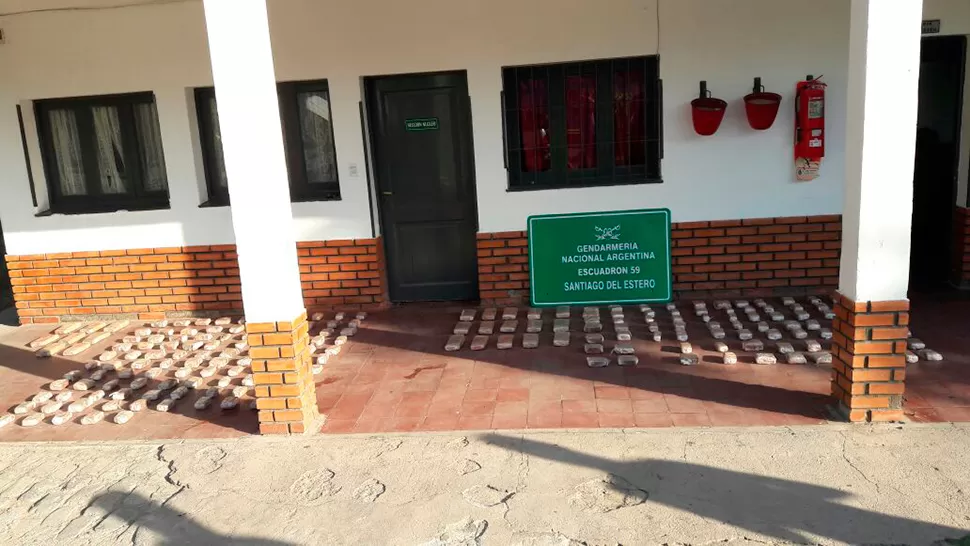 Gendarmería interceptó una camioneta que llevaba más de 100 kilos de marihuana