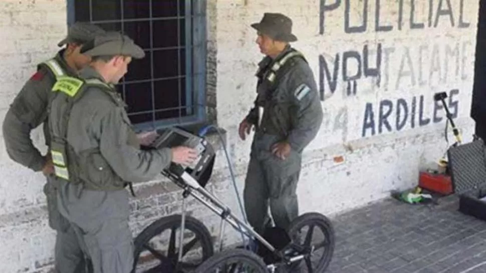 RASTRILLAJE. Tareas con equipos de sondeo terrestre en el pueblo de Ardiles. diariopanorama.com