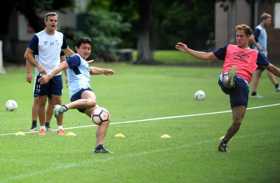 LA CLAVE. Rodríguez define ante el achique de Leyes, durante la práctica de ayer. Atlético debe ser letal el martes ante los ecuatorianos el martes, en el Monumental. la gaceta / foto de franco vera