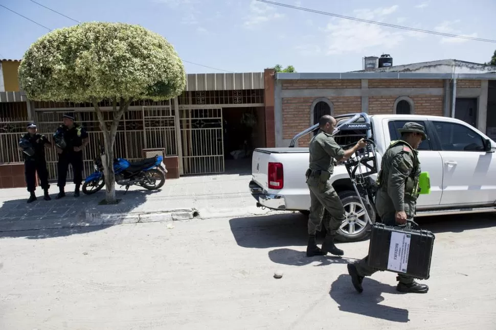 EN ACCIÓN. Los especialistas de Gendarmería retiran los instrumentos. la gaceta / FOTO DE JORGE OLMOS SGROSSO