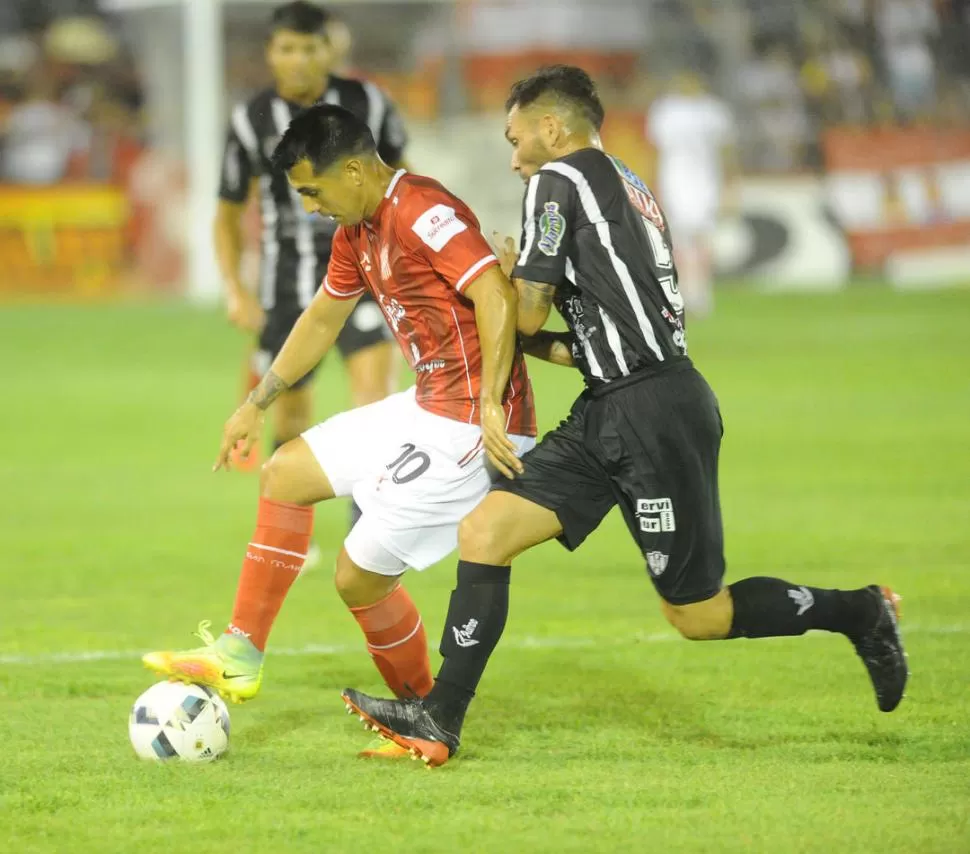 GOLEADOR. Leandro Gracián, de penal, se dio el gusto anoche de convertir su primer gol con la camiseta de San Martín. LA GACETA / FOTO DE HÉCTOR PERALTA