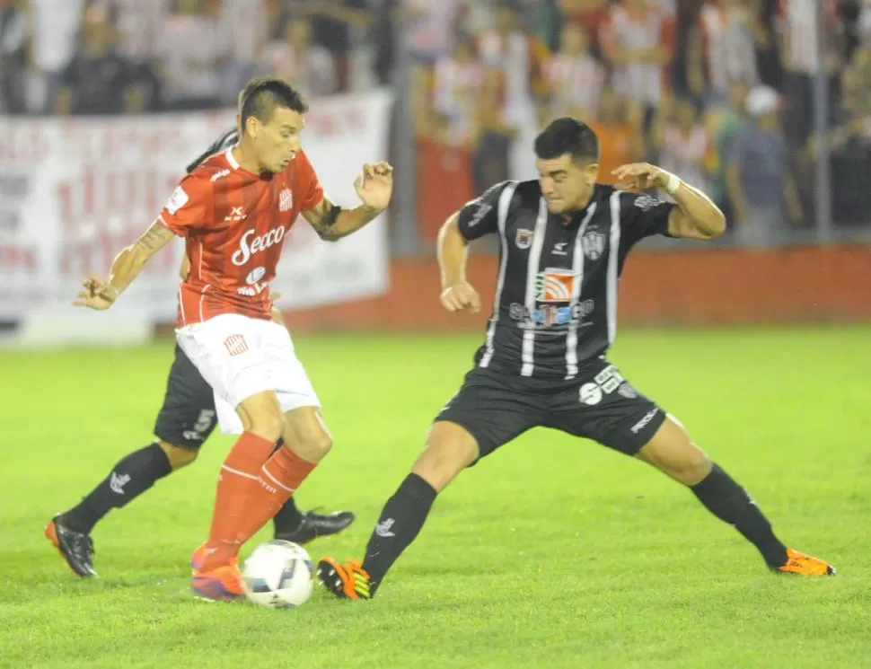 ÁSPERO. Dos santiagueños intentan frenar a Acosta. Sobró pierna fuerte.  