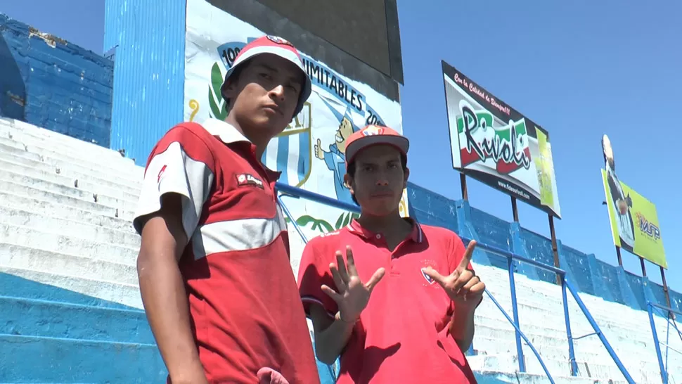 VIAJEROS. Los dos hinchas de El Nacional, en Tucumán. LA GACETA / MATÍAS QUINTANA