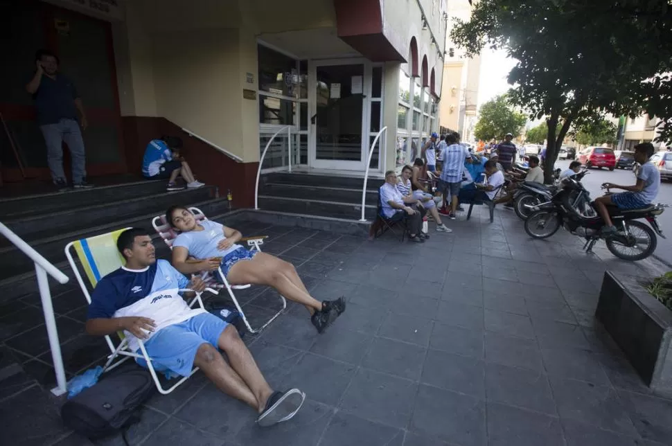 CÓMODOS. Muchos hinchas llevaron reposeras y pasaron la noche en el local de Pálpitos 24. El objetivo es conseguir hoy una entrada para el partido de mañana. la gaceta / FOTO DE DIEGO ARáOZ