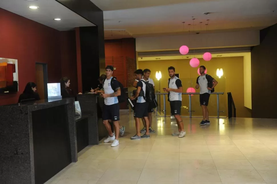 CHECK IN DE GOLES. Zampedri llega con el resto del plantel al hotel Hilton, donde Atlético se recluirá hasta un par de horas antes del duelo con El Nacional. la gaceta / foto de franco vera