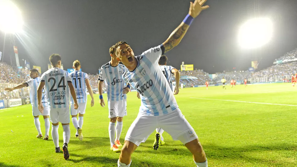 ZAMPEDRI. El delantero festeja su gol. LA GACETA / FRANCO VERA