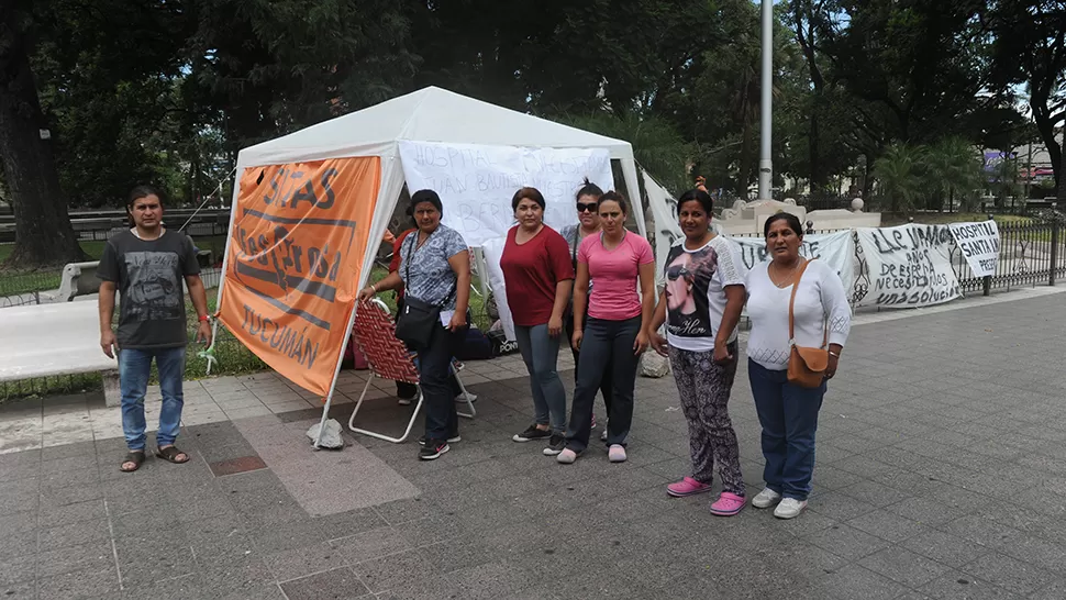 La carpa que habían puesto los manifestantes en la plaza Independencia. FOTO DE FRANCO VERA. 