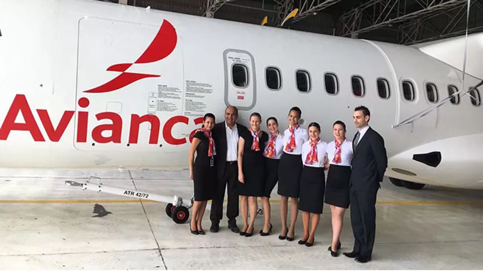 Manzur, junto con las azafatas de la empresa Avianca. FOTO TOMADA DE COMUNICACIONTUCUMAN.GOB.AR. 