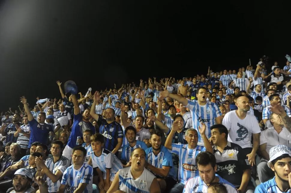 PROTAGONISTAS DE UN MOMENTO HISTÓRICO. Los hinchas de Atlético colmaron la capacidad del Monumental para alentar al equipo en su presentación oficial en la Copa Libertadores, Muchos de ellos también apoyarán al equipo en Quito. la gaceta / foto de Adrián Lugones