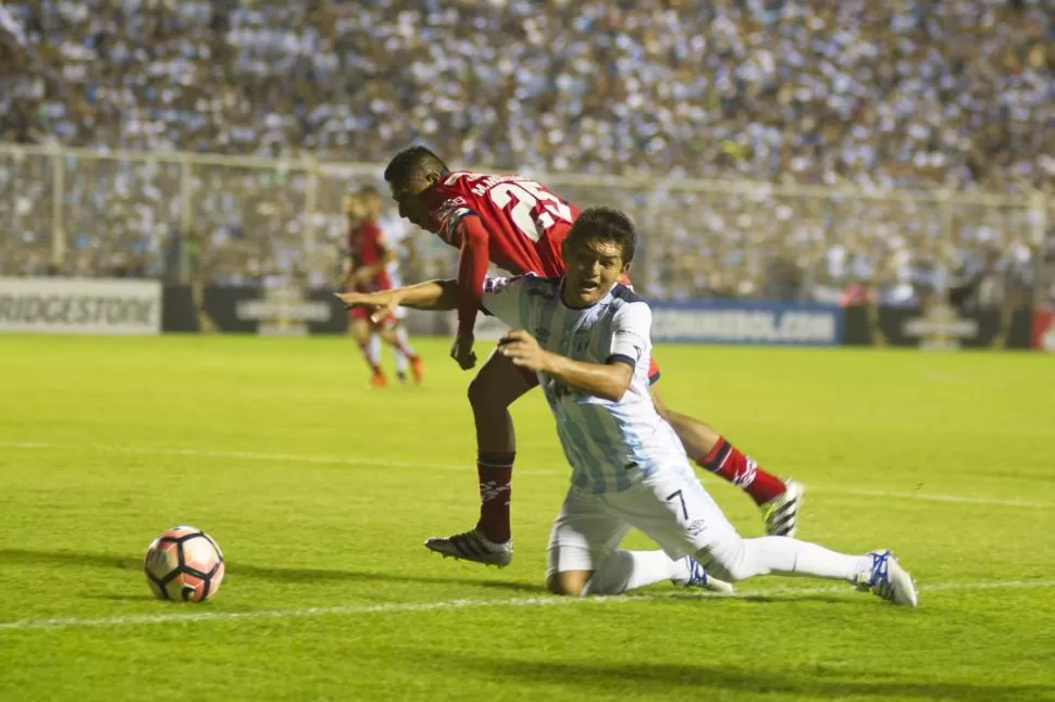 NO FUE PENAL. Montaño, dueño de la ejecución larguísima del lateral que terminó en el 1-1 de Borja, supera a Luis Rodríguez, que cae al área grande de El Nacional. El simoqueño se levantó y no protestó. la gaceta / FOTO DE JORGE OLMOS SGROSSO