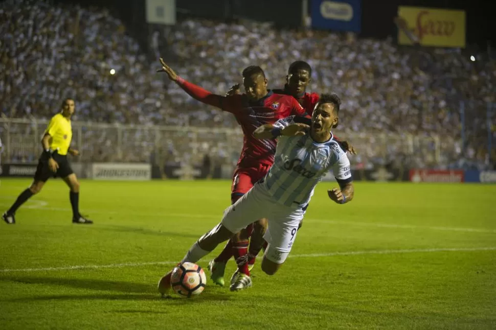 LE DIERON DURO. Zampedri fue uno de los jugadores de Atlético mejor custodiados por la zaga de El Nacional pero  se las ingenió para marcar un gol y asistir a Barbona. Le faltó suerte en el cierre del cotejo. la gaceta / foto de FOTO DE JORGE OLMOS SGROSSO