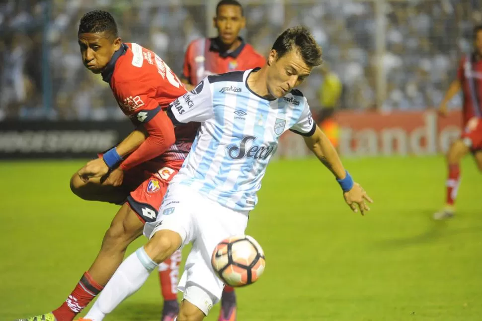 CONOCE EL PAÑO. González es uno de los pocos futbolistas de Atlético que jugó en algún momento en la altura de Quito. la gaceta / foto de hector peralta