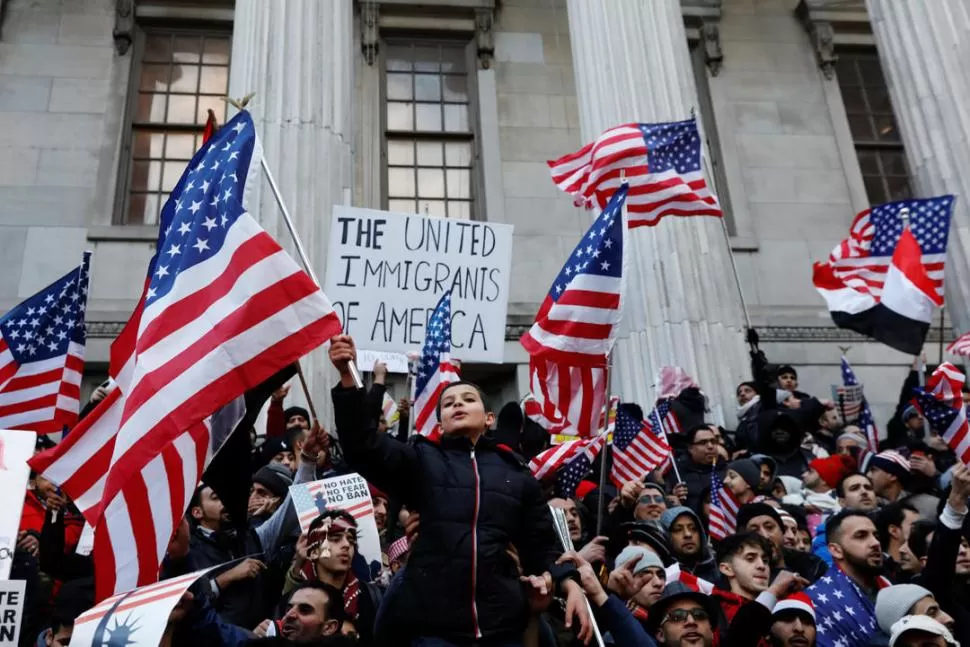 BROOKLYN. La comunidad yemenita protestó ayer en Nueva York contra la prohibición de ingreso de Trump. reuters