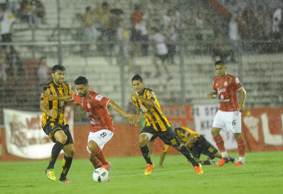 BAJO LA LLUVIA. Juan Galeano controla el cuero frente a la marca. Cuando se juntaron sus hombres de buen pie, San Martín se llevó por delante a Mitre, pero se mostró endeble cuando lo atacaron de contra. la gaceta / foto de hector peralta