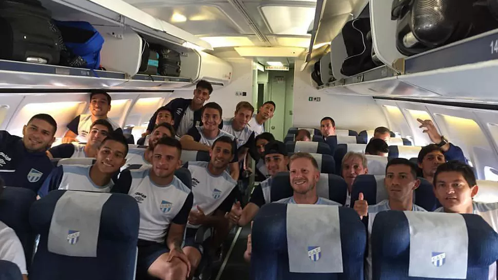 TODOS ARRIBA. Los jugadores fueron los primeros en subir a la nave. LA GACETA / FOTO DE GUILLERMO MONTI VÍA MÓVIL