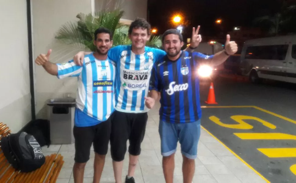 HINCHAS EN EL AEROPUERTO.  LA GACETA/ GUILLERMO MONTI