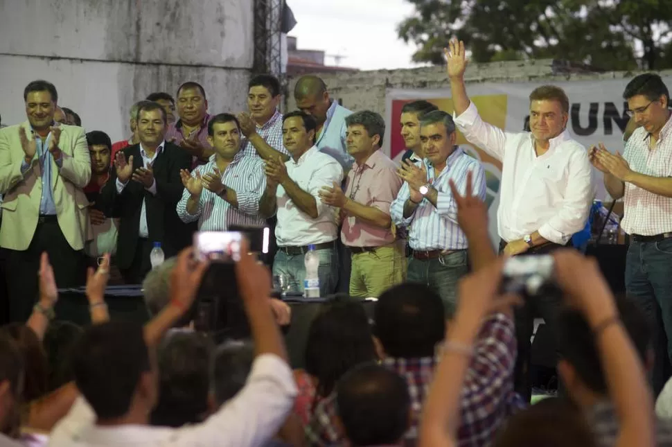 SOBRE EL ESCENARIO. Alfaro (camisa a rayas) acompañó a Amaya en el acto, pero se retiró intempestivamente. la gaceta / fotos de DIEGO ARAOZ