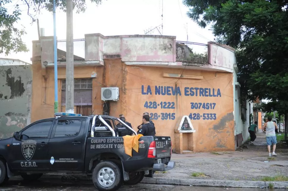 EN PLENO ALLANAMIENTO. El hombre que aparece golpeando al joven informó que mañana se presentará ante el fiscal López Ávila. la gaceta / foto de hector peralta