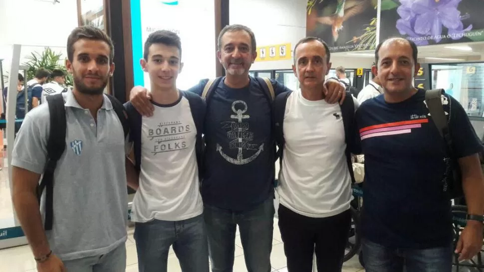 EN FAMILIA. Dos generaciones del apellido Seaone: los hermanos Fabio, Gustavo y Leo junto a los primos Franco y Nicolás, compartieron avión con el plantel. LA GACETA / FOTOS DE GUILLERMO MONTI