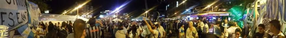 COMO EN CASA. La panorámica, tomada por el usuario de Twitter @SoyDecano939, intenta mostrar al menos una parte de lo que fue la fiesta que los “decanos” realizaron ayer en una de las más famosas plazas de la capital de Ecuador. Durante unas horas, todo fue celeste y blanco. twitter / @soydecano939