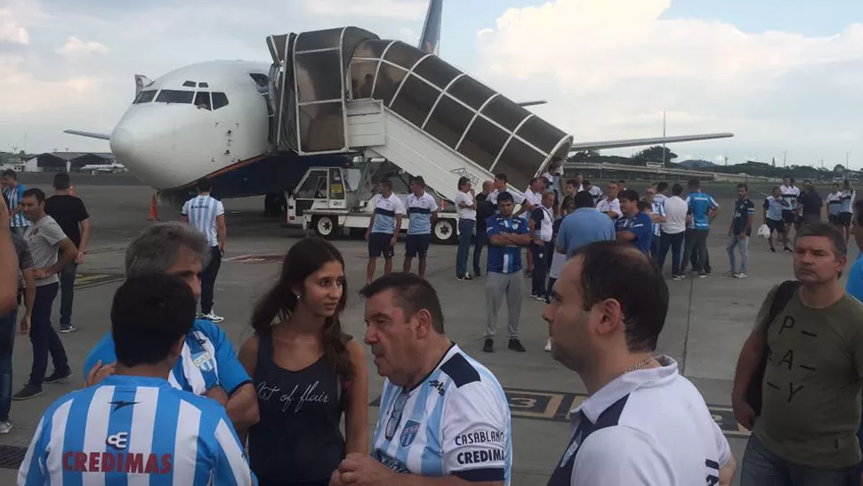 VARADOS. Hinchas, jugadores y dirigentes conversan en la pista, al fondo, el avión. FOTO DE PABLO BRUNELLA