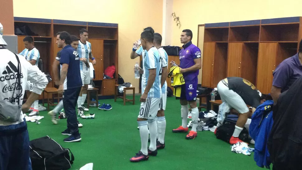 EN EL VESTUARIO. Los jugadores decanos se cambian en el estadio Atahualpa. CAPTURA DE TWITTER