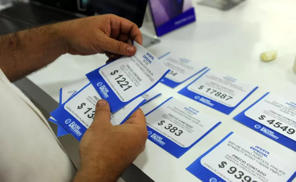 COMERCIO. De a poco, los negocios se van acogiendo a la medida nacional. la gaceta / foto de Adrián Lugones