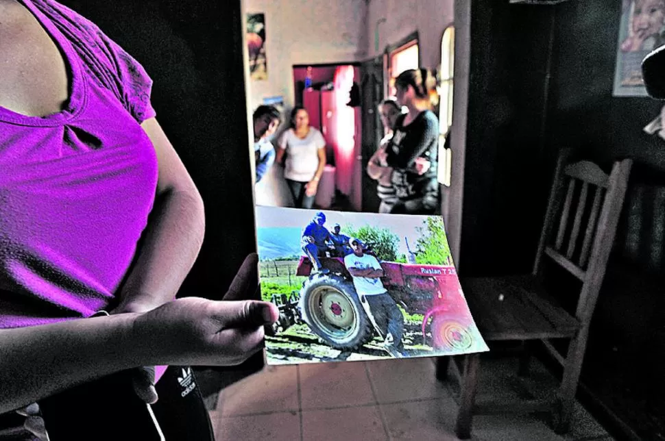 LOS FALLECIDOS. Una familiar sostiene una foto de Oscar y Orlando Moreno. la gaceta / foto de franco vera