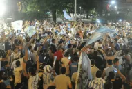 Tras la histórica clasificación, los hinchas de Atlético coparon la plaza Independencia